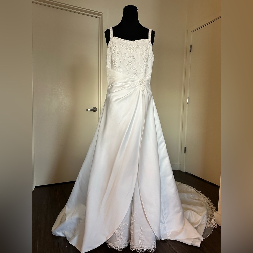 David’s Bridal Michelangelo Style 5339 Bridal Gown in Solid White. Size 16